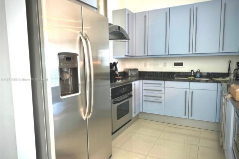 Condo in Miami Beach, Florida, 2 bedrooms  № 1710836 - photo 9