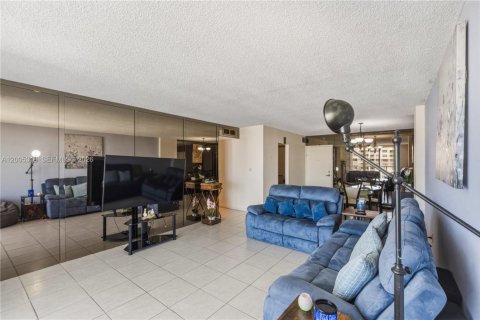 Condo in Aventura, Florida, 2 bedrooms № 2090536 - photo 18