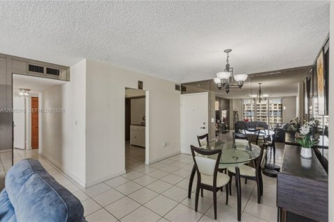 Condo in Aventura, Florida, 2 bedrooms № 2090536 - photo 17