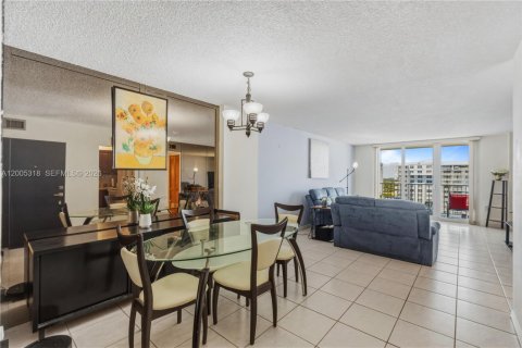 Condo in Aventura, Florida, 2 bedrooms № 2090536 - photo 2