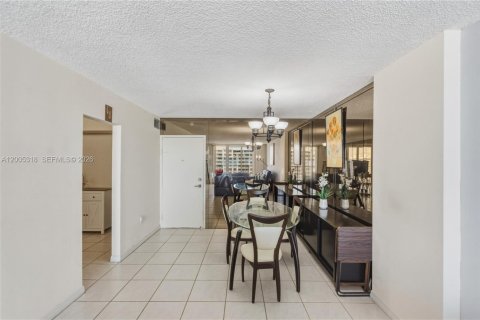 Condo in Aventura, Florida, 2 bedrooms № 2090536 - photo 16