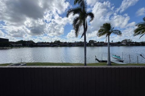 Townhouse in Dania Beach, Florida 2 bedrooms, 119.29 sq.m. № 2040932 - photo 13