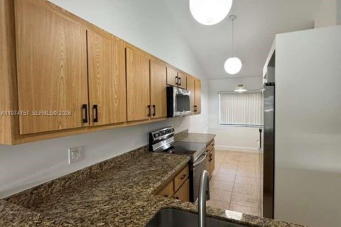 Townhouse in Dania Beach, Florida 2 bedrooms, 119.29 sq.m. № 2040932 - photo 23