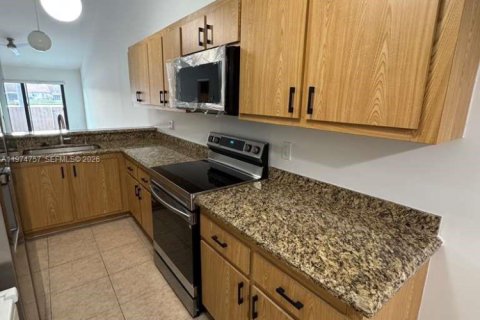 Townhouse in Dania Beach, Florida 2 bedrooms, 119.29 sq.m. № 2040932 - photo 26