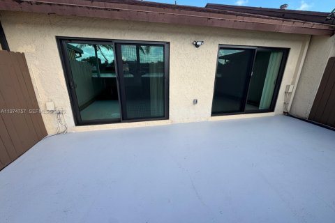 Townhouse in Dania Beach, Florida 2 bedrooms, 119.29 sq.m. № 2040932 - photo 8