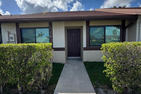 Townhouse in Dania Beach, Florida 2 bedrooms, 119.29 sq.m. № 2040932 - photo 3