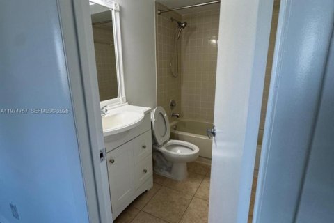 Townhouse in Dania Beach, Florida 2 bedrooms, 119.29 sq.m. № 2040932 - photo 28