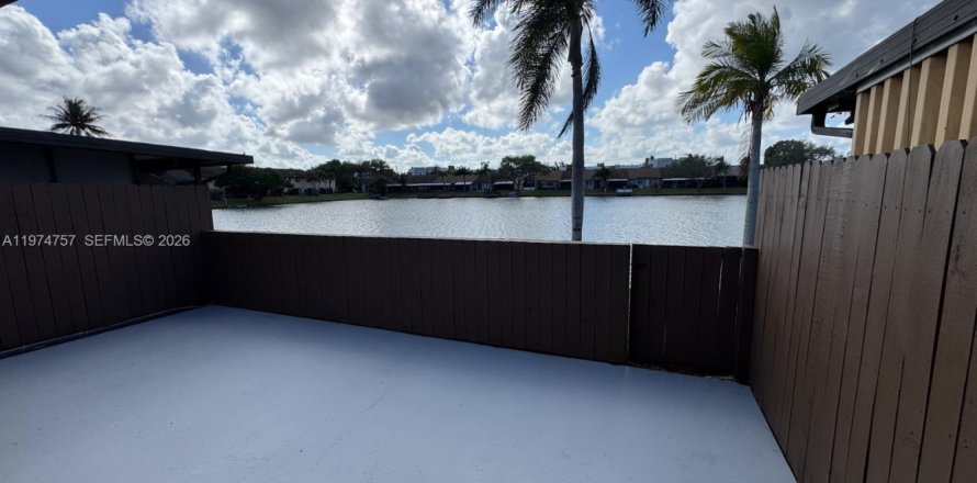 Townhouse in Dania Beach, Florida 2 bedrooms, 119.29 sq.m. № 2040932