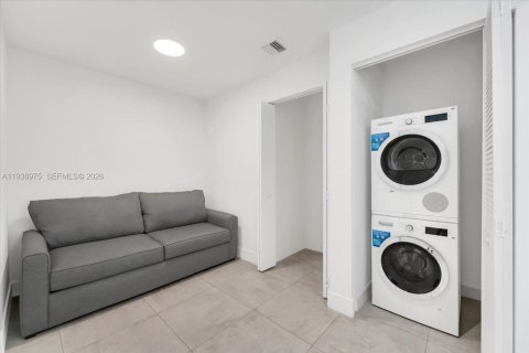 Condo in Miami, Florida, 1 bedroom  № 2053014 - photo 9