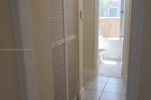 Propiedad comercial en venta en Hollywood, Florida, 165.92 m2 № 1934631 - foto 22