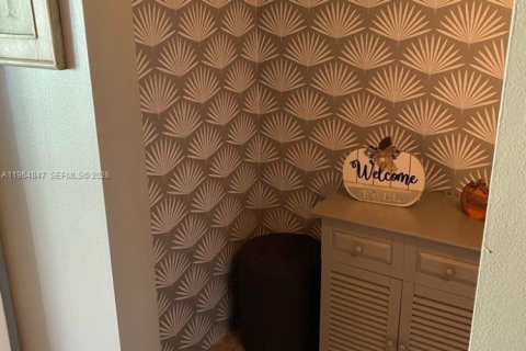 Condominio en venta en Palm Springs, Florida, 1 dormitorio, 61.32 m2 № 2026151 - foto 9