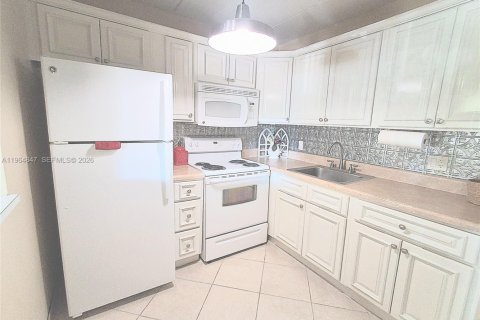 Copropriété à vendre à Palm Springs, Floride: 1 chambre, 61.32 m2 № 2026151 - photo 2