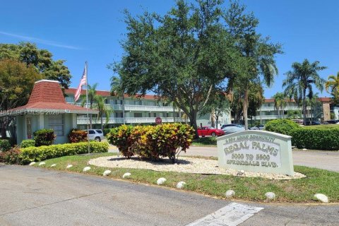 Condominio en venta en Palm Springs, Florida, 1 dormitorio, 61.32 m2 № 2026151 - foto 11