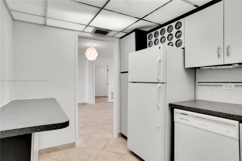Condo in Miami Beach, Florida, 2 bedrooms № 1955481 - photo 14