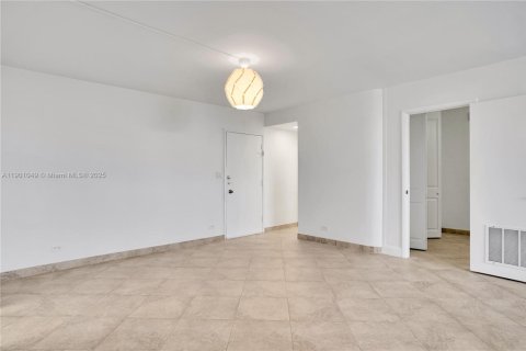 Condo in Miami Beach, Florida, 2 bedrooms № 1955481 - photo 6