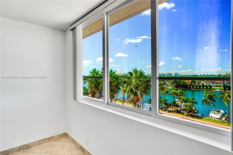Condo in Miami Beach, Florida, 2 bedrooms № 1955481 - photo 18