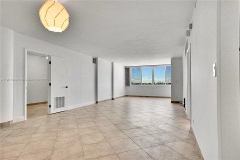 Condo in Miami Beach, Florida, 2 bedrooms № 1955481 - photo 4