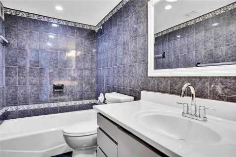 Condo in Miami Beach, Florida, 2 bedrooms № 1955481 - photo 22