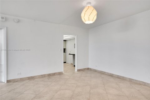 Condo in Miami Beach, Florida, 2 bedrooms № 1955481 - photo 7