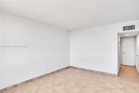 Condo in Miami Beach, Florida, 2 bedrooms № 1955481 - photo 17