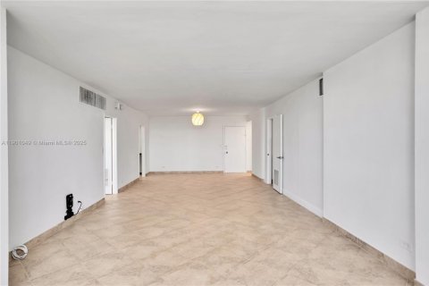 Condo in Miami Beach, Florida, 2 bedrooms № 1955481 - photo 10
