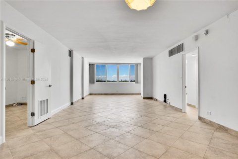 Condo in Miami Beach, Florida, 2 bedrooms № 1955481 - photo 5