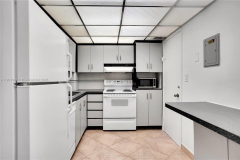 Condo in Miami Beach, Florida, 2 bedrooms № 1955481 - photo 12