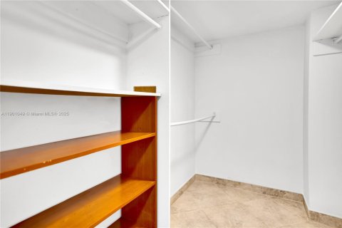 Condo in Miami Beach, Florida, 2 bedrooms № 1955481 - photo 19