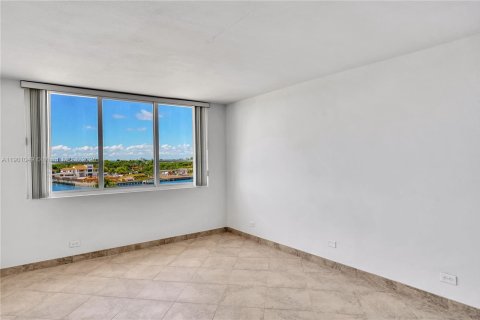 Condo in Miami Beach, Florida, 2 bedrooms № 1955481 - photo 15