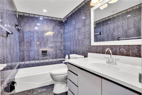 Condo in Miami Beach, Florida, 2 bedrooms № 1955481 - photo 21