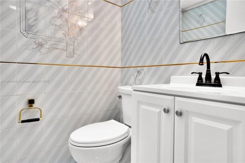 Condo in Miami Beach, Florida, 2 bedrooms № 1955481 - photo 26