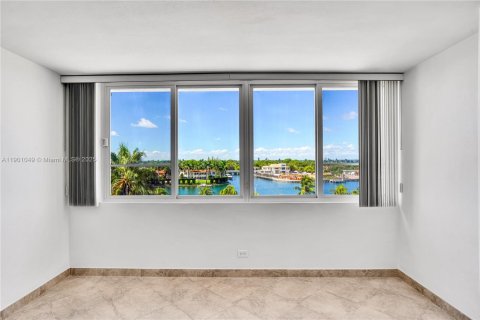 Condo in Miami Beach, Florida, 2 bedrooms № 1955481 - photo 2