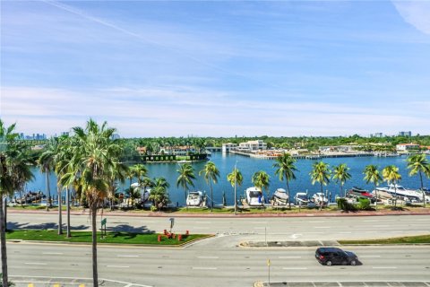 Condo in Miami Beach, Florida, 2 bedrooms № 1955481 - photo 1