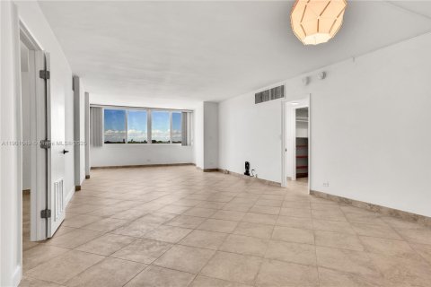 Condo in Miami Beach, Florida, 2 bedrooms № 1955481 - photo 3