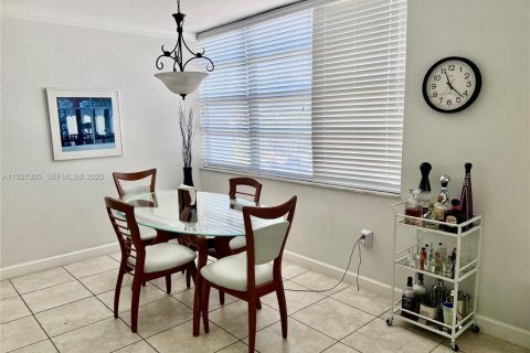 Copropriété à vendre à Miami Beach, Floride: 2 chambres, 102.19 m2 № 1988177 - photo 2