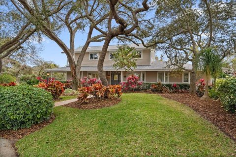 House in Dunedin, Florida 5 bedrooms, 427.91 sq.m. № 2151970 - photo 2