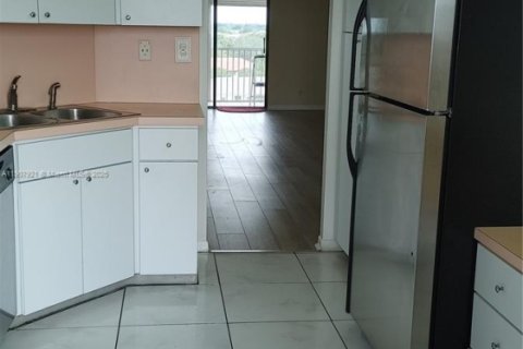 Condominio en alquiler en Coral Springs, Florida, 2 dormitorios, 83.61 m2 № 1965830 - foto 2