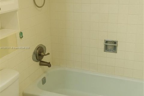 Condominio en alquiler en Coral Springs, Florida, 2 dormitorios, 83.61 m2 № 1965830 - foto 12