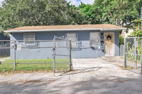 Immobilier commercial à vendre à Miami, Floride: 179.12 m2 № 1956652 - photo 1