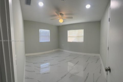 Villa ou maison à vendre à Englewood, Floride: 2 chambres № 2011573 - photo 14