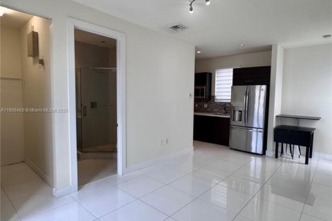 Immobilier commercial à louer à Doral, Floride: 1 chambre, 46.45 m2 № 1926086 - photo 2