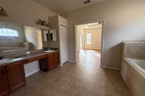 House in Lakeland, Florida 5 bedrooms, 270.16 sq.m. № 1952702 - photo 19