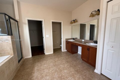 House in Lakeland, Florida 5 bedrooms, 270.16 sq.m. № 1952702 - photo 20