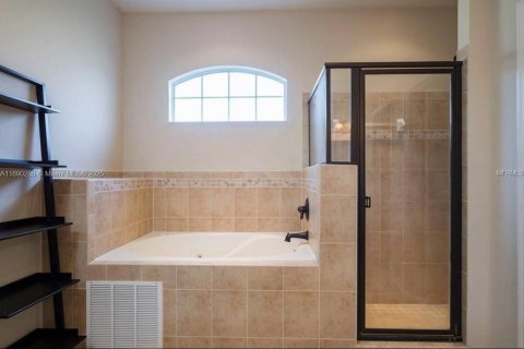 Casa en venta en Lakeland, Florida, 5 dormitorios, 270.16 m2 № 1952702 - foto 4