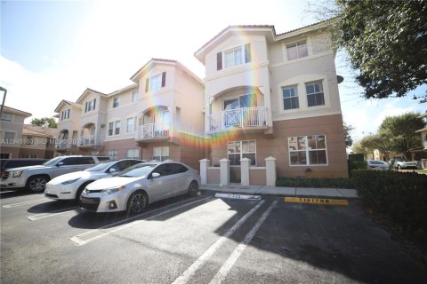 Copropriété à louer à Miami, Floride: 3 chambres, 128.67 m2 № 2028175 - photo 2