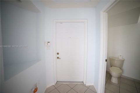 Copropriété à louer à Miami, Floride: 3 chambres, 128.67 m2 № 2028175 - photo 4