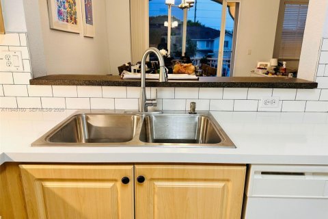 Copropriété à louer à Miami, Floride: 3 chambres, 128.67 m2 № 2028175 - photo 11