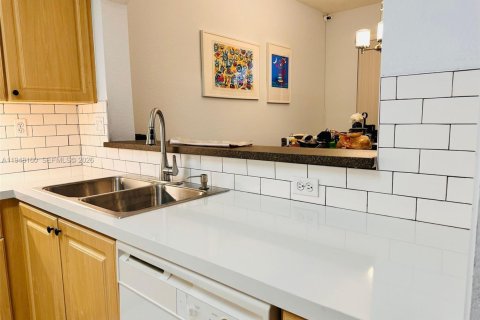 Copropriété à louer à Miami, Floride: 3 chambres, 128.67 m2 № 2028175 - photo 12