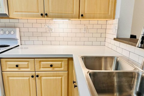 Copropriété à louer à Miami, Floride: 3 chambres, 128.67 m2 № 2028175 - photo 13