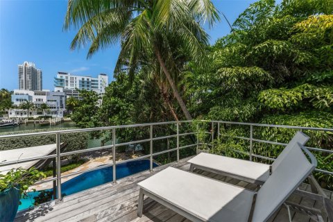 House in Miami Beach, Florida 3 bedrooms, 317.82 sq.m. № 1781427 - photo 19